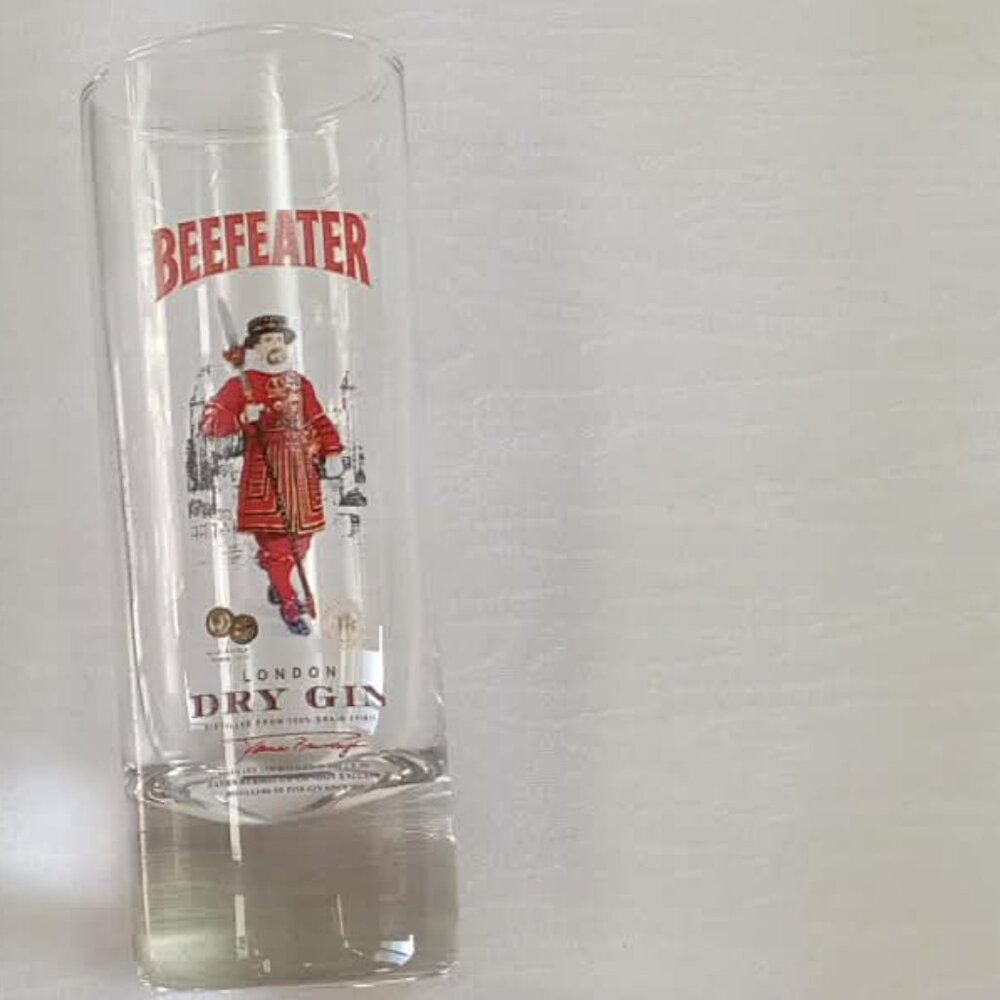 Beautiful vintage small thin glass with a heavy base and Beefeater design X 1